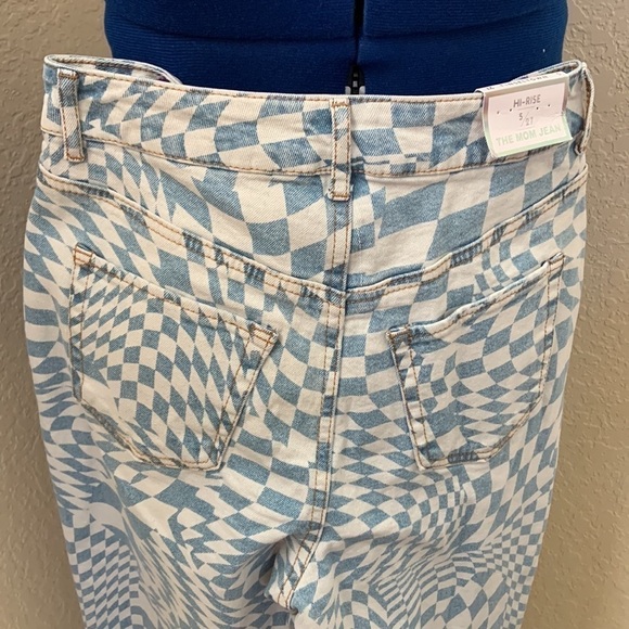 Juniors' Frayed-Hem Mom Jeans - Picture 5 of 7